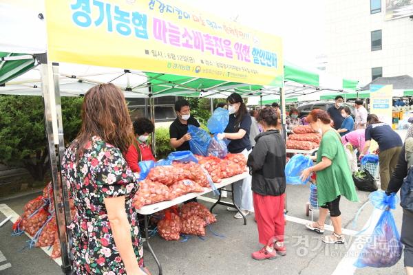 [크기변환]6.12 경기농협, 직거래장터를 통한 마늘재배농가돕기 동참 (1).JPG