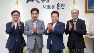 [크기변환]서울우유협동조합 양주시 이전에 따른 감사패 전달 (1).JPG