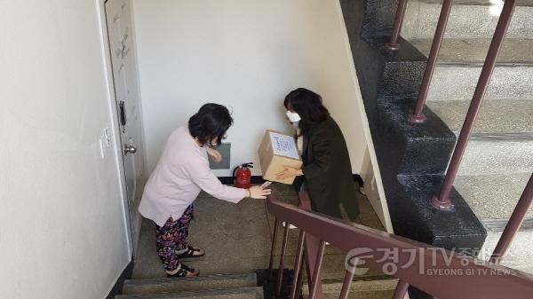 [크기변환](사진) 학교사회복지사가 학생의 집을 방문해 토닥토닥 키트를 전달하고 있다..jpg