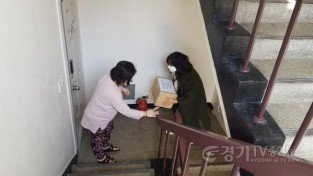 [크기변환](사진) 학교사회복지사가 학생의 집을 방문해 토닥토닥 키트를 전달하고 있다..jpg