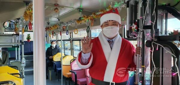 [크기변환]111.안산시, 신설 도심 순환버스에 산타가 나타났다! (3).jpg