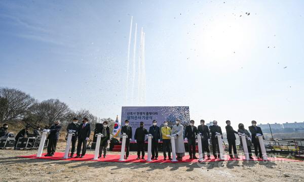 [크기변환]추가 보도자료- 남한강에 최초로 세워지는 출렁다리 첫 삽 떴다 (8).jpg