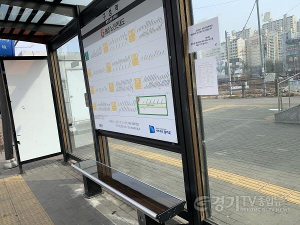 [크기변환]버스 승강장에 설치된 발열의자 모습.jpg