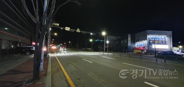 [크기변환](사진) 처인구 마평동 사랑의병원 앞 도로 횡단보도에 설치된 투광등.jpg