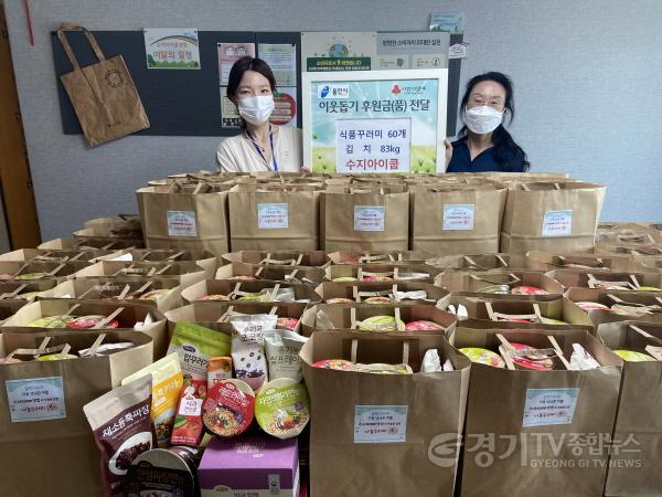 [크기변환]수지아이쿱 소비자 생활협동조합이 어려운 이웃에 전해달라며 수지구에 220만 원 상당의 김치 83kg 및 식품 꾸러미 60개를 기탁했다. (2).jpg