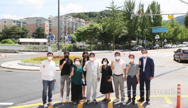 [크기변환]백군기 용인시장이 18일 모현읍 왕산리 모현교사거리에 설치된 도심형 회전교차로를 살피고 관계자들과 기념촬영을 하고 있다..jpg