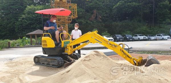 [크기변환](사진) 관내 농업인이 소형 중장비 실습 교육을 받고 있는 모습.jpg