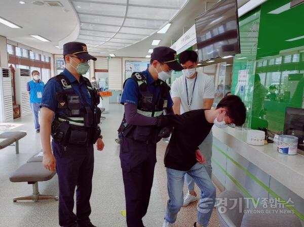 [크기변환]210722_처인구, 민원인 폭언폭행 대비 모의훈련_사진(2) 민원인을 경찰이 제압하고 있다.jpg