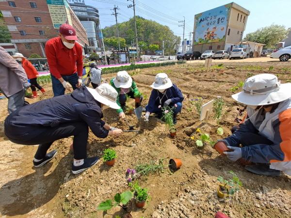 [크기변환]210729_도시농부학교와 어린이 농부학교에 참가하세요_사진(1) 도시농부학교 모습.jpg