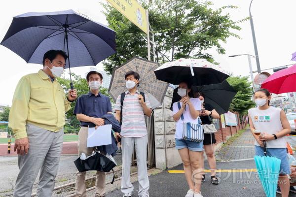 [크기변환]백군기 용인시장이 2일 기흥역세권 내 중학교 설립 문제와 관련 주민들의 의견을 수렴하기 위해 이야기를 나누고 있다. (2).JPG