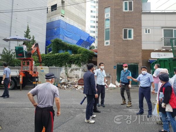 [크기변환]210802_동천동, 저장강박증 어르신 주거 환경 개선 도와_사진(1).JPG