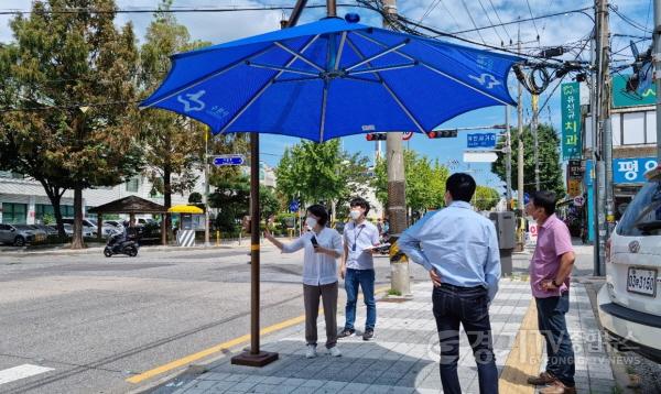 [크기변환]210820 김직란 의원, 수원시 권선구내 그늘막 설치 현장방문 실시.JPG