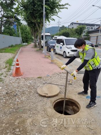 [크기변환](사진) 점검반이 맨홀 퇴수 밸브를 점검하고 있는 모습.jpeg