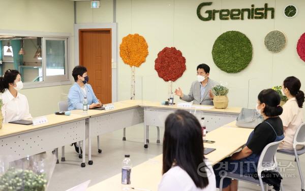 [크기변환]사본 -2. 백군기 시장이 (주)그리니쉬를 방문해 제1기 복지원예사 양성과정  수료생들과 사회적 농업과 관련된 이야기를 나누고 있다..jpg