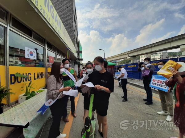 [크기변환]사본 -용인시는 10일 미등록 외국인 백신 접종을 안내하고 이를 알리기 위해 처인구 김량장동 중앙시장 일대를 돌며 민·관 합동 캠페인을 진행했다..jpg