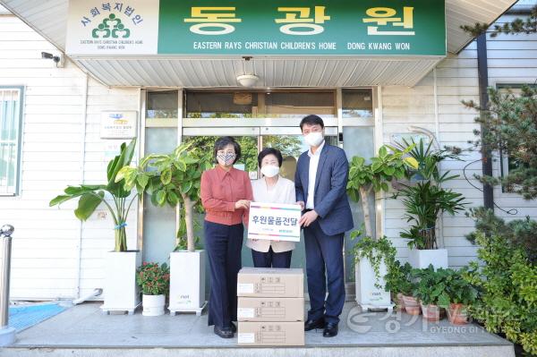 [크기변환]20210917_수원시의회, 추석 맞아 아동양육시설에 남문통닭 후원물품 전달 (3).JPG