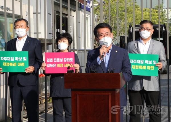 [크기변환]사본 -20210924 용인시의회 김기준 의장, 1인 릴레이 시위 진행-2.jpg