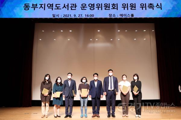 [크기변환]사본 -백군기 용인시장이 27일 지역도서관 운영위원회 위촉식에서 위원들에게 위촉장를 전달하고 기념촬영을 하고 있다..jpg