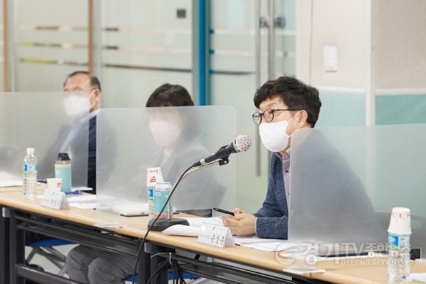 [크기변환]사본 -손상훈 기흥구청장이 기흥구 지역 시의원 간담회에서 이야기 하고 있다..jpg