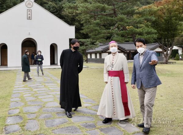 [크기변환]사본 -1. 211017 천주교 수원교구장 만나‘청년 김대건길’활성화 논의_사진(3).jpg