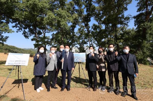 [크기변환]사본 -1-4. 백군기 용인시장이 경기도종합체육대회의 성화 채화 후보지 중 한 곳인 처인성을 둘러보고 관계자들과 기념촬영을 하고 있다..jpg