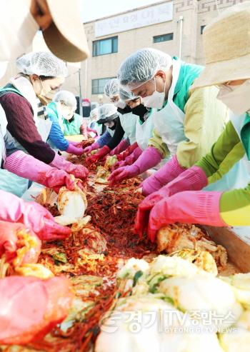 [크기변환]사본 -10. 백군기 용인시장이 3일 ‘사랑의 김장나눔 행사’에서 용인시 새마을회 회원들과 김장을 하고 있다 (2).jpg