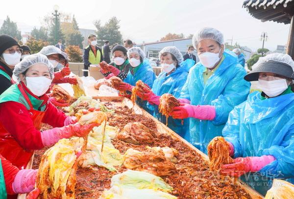 [크기변환]사본 -3. 백군기 용인시장이 4일 홀로어르신을 위해 처인구 남사읍 새마을부녀회가 진행한 ‘사랑의 김장나눔행사’에서 김장을 하고 있다. (1).jpg