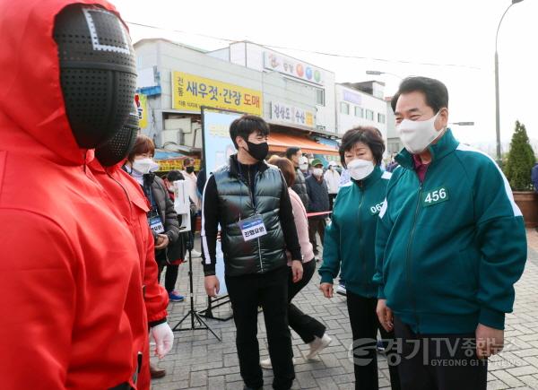 [크기변환]사본 -3-3. 13일 용인중앙시장 제4회 휴먼 김량장 축제 서 시민들과 함께 게임을 즐기고 있다..jpg