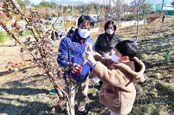 [크기변환]사본 -김상호 하남시장 “시민과 함께 도시숲 확충, 환경보호 실천 계속해 나갈 것” 하남시, 미사 한강공원에서 ‘시민의 숲 조성행사’ 가져 3.jpg