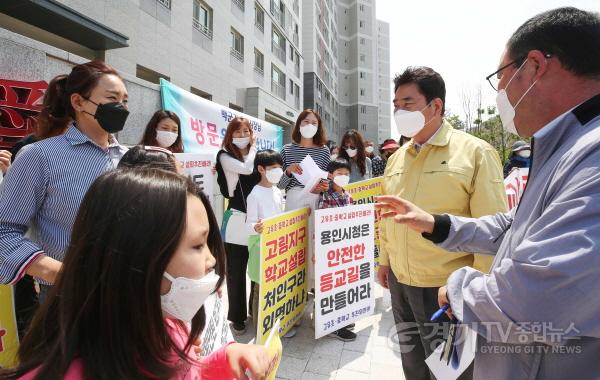 [크기변환]사본 -1-2. 백군기 용인시장이 고유초·고유중 설립 문제를 해결하기 위해 고림지구 주민들과 이야기 나누고 있는 모습.jpg