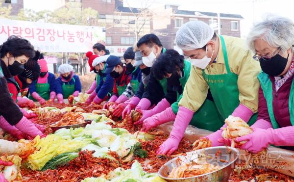 [크기변환]사본 -5. (2) 백군기 용인시장은 26일 처인구 이동읍 행정복지센터 주차장에서 열린 ‘사랑의 김장나눔 행사’에 참여해 봉사자들을 격려하고 일손을 보탰다..jpg