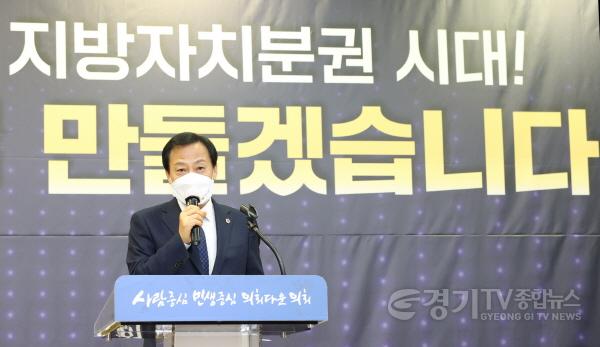 [크기변환]사본 -211217 장현국 의장, 2022년 자치분권 2.0 시대, 도의회가 선도해야...2021 의원 종무식 실시 (2).jpg