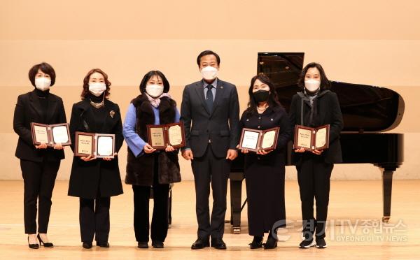 [크기변환]사본 -211219 장현국 의장, 18일 경기도영재음악교류협회 영재뮤직 페스티벌 참석 (2).jpg