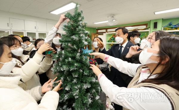 [크기변환]사본 -211220 장현국 의장, 수원 칠보중 민주적 학생자치활동 점검 (2).jpg