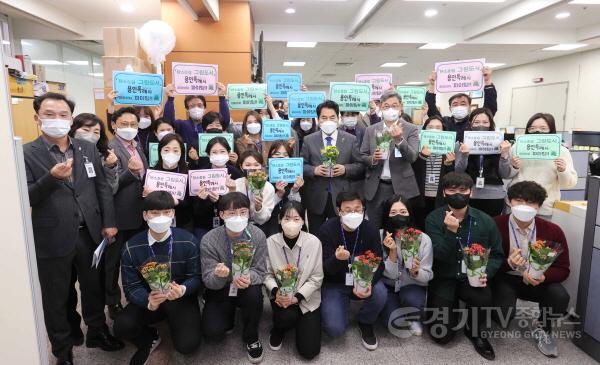 [크기변환]사본 -(1) 백군기 용인시장이 13일 용인특례시 출범을 축하하며 직원들과 기념촬영을 하고 있다 (1).jpg