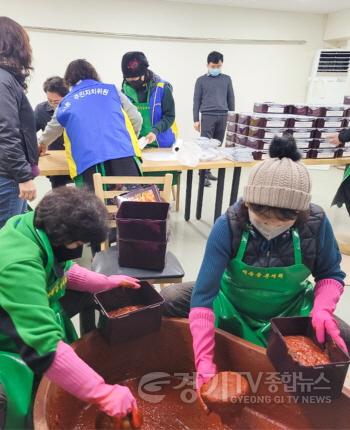 [크기변환]사본 -(1) 이동읍, 주민자치위원회서 취약계층 80가구에 전달할 고추장을 담그고 있다. (1).jpg