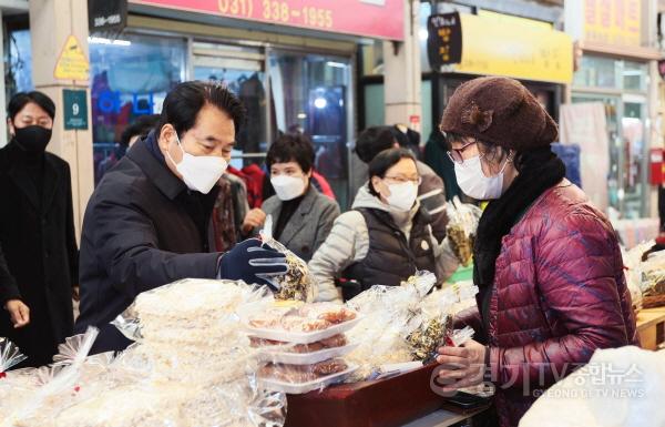 [크기변환]사본 -3. 백군기 용인시장은 26일 설명절을 앞두고 처인구 김량장동 용인중앙시장을 찾아 직접 제수용품을 구매하며 상인들을 격려했다..jpg