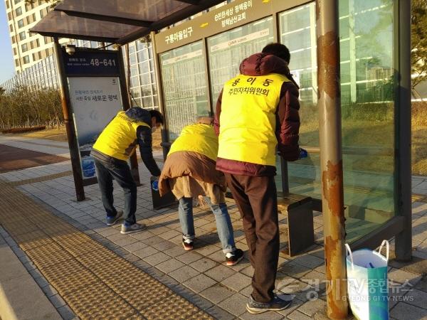 [크기변환]사본 -2-9-1-2_용이동_주민자치위원회_환경정비_및_코로나19_긴급_방역활동_실시.jpg