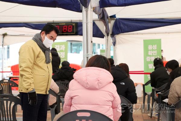 [크기변환]사본 -(1) 백군기 용인시장이 지난 22일 처인구보건소 신속항원검사소를 방문해 시민들을 만나 불편한 점은 없는지 이야기를 나누고 있다..jpg