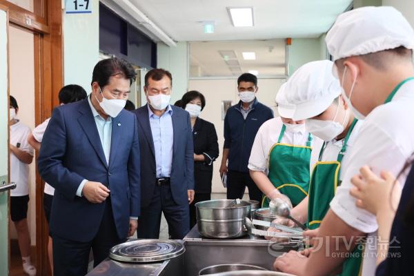 [크기변환]사본 -1-1. 백군기 용인시장이 관내 한 학교를 방문해 학교 급식 배분 상황을 살피고 있다..jpg