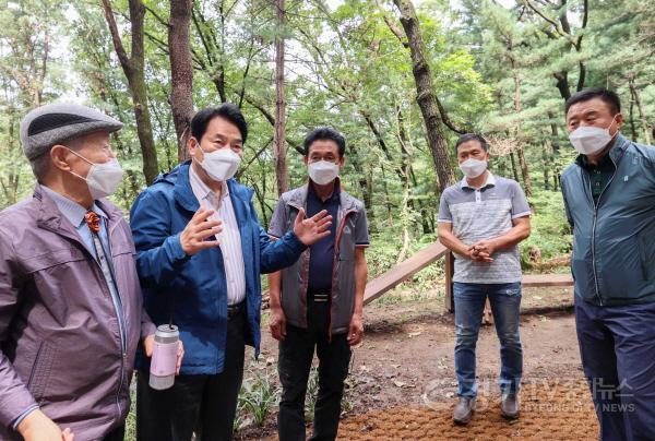 [크기변환]사본 -(2) 백군기 용인시장이 구성도시자연공원 시민녹색쉼터 현장을 점검하고 있다.jpg