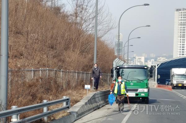 [크기변환]사본 -2. 기흥구가 자동차전용도로인 신갈우회도로 상하행선에 쌓인 쓰레기를 수거했다..jpg