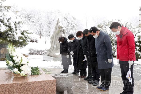 [크기변환]사본 -3-2. 백군기 용인시장이 19일 제103주년 용인3·21만세운동 기념식에서 참석자들과 묵념하고 있다..jpg