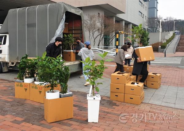 [크기변환]사본 -6-1 시 관계자들이 25일 관내 장애인 복지시설에 전달할 반려식물을 살펴보고 있다..jpg