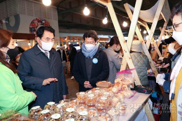 [크기변환]사본 -2-1. 백군기 용인시장이 지난 26일 기흥역 야외광장에서 열린 용인관광두레 로컬·두레마켓에 방문해 관계자들과 함께 둘러보고 있다..jpg