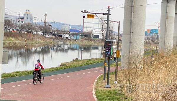 [크기변환]사본 -3-1. 고진역 1번출구 근처 하천산책로에 설치되어 있는 미세먼지 신호등.jpg