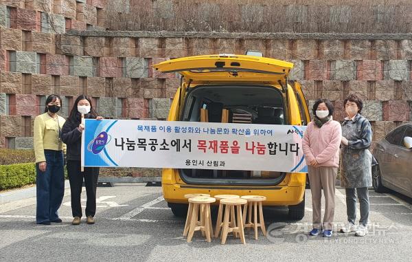 [크기변환]사본 -5. 처인구 양지면에 위치한 ‘나눔목공소’가 지역아동센터 7곳에 직접 만든 목재품을 기부하며 훈훈함을 전했다.jpg