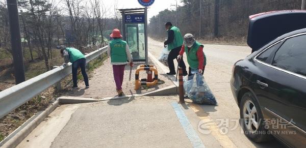 [크기변환]사본 -4-7-8-1_평택시_현덕면_기관단체와_함께하는_새봄맞이_버스승강장_일제대청소_실시.jpg