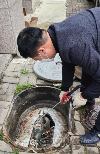 [크기변환]사본 -8-2 시 상수도사업소 관계자가 관내 한 수용가의 수도 계량기를 점검하고 있는 모습.jpg