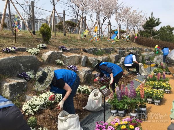 [크기변환]사본 -4-14-1_삼성전자_통복천_참여의숲_도시숲_가꾸기_행사.jpg